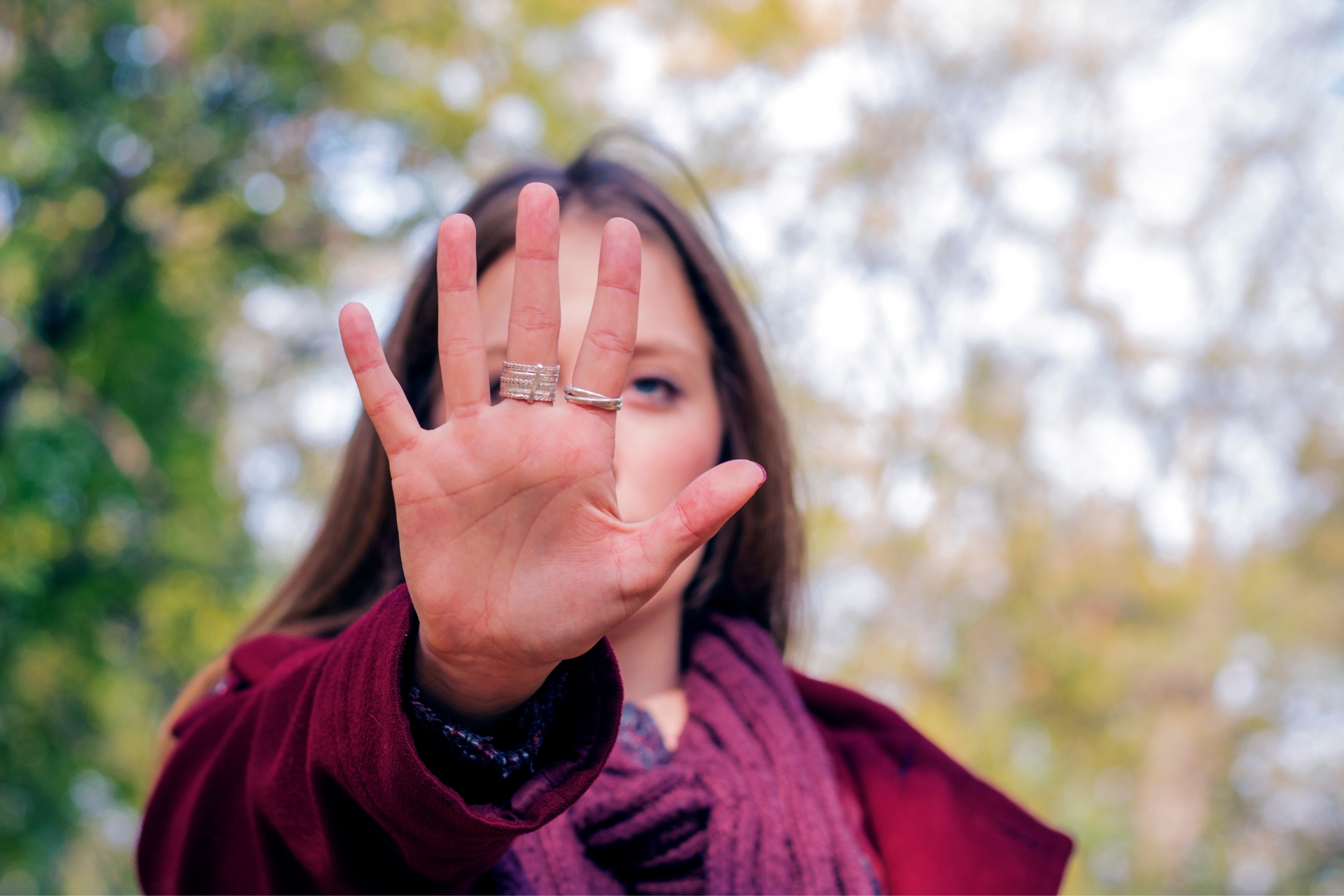 Kvinna håller fram handen i en gest som säger stopp, stanna.